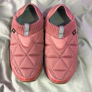 TEVA WOMEN quilted slip on shoes  US 8